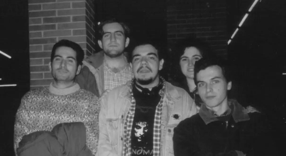 Algunos amigos en las puertas del edificio rojo, año 95, estudiantes de la facultad de informática y estadística, adictos al CdC