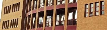 The Red Building, also known as El Edificio Rojo, was where the Computer Labs for Computer Sciences was hosted during the 90s in Sevilla, Spain